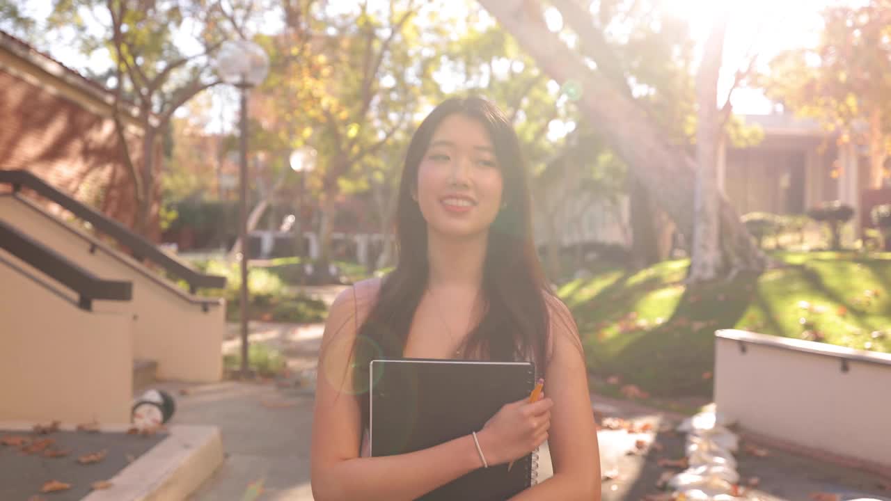 亚裔女大学生走向镜头视频素材