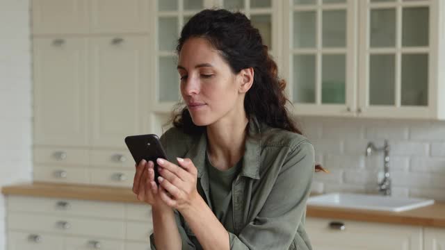 快乐的千禧白种女人在移动应用购物。视频素材