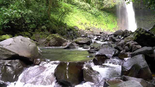 拉福图纳瀑布在热带雨林附近的阿里纳斯火山在哥斯达黎加，中美洲。美丽的自然景观是旅游目的地的标志性景点视频素材