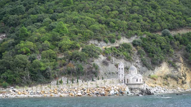 希腊阿陀斯山海岸的一个小东正教教堂视频素材