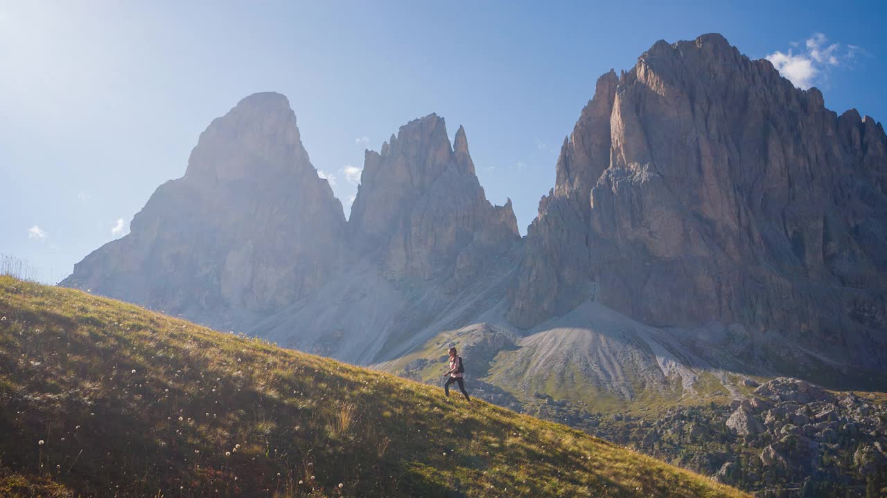 身体意识的女人徒步旅行在自然户外在风景如画的山区地形视频素材