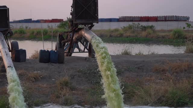 污水管排出的污水污染这条河视频素材