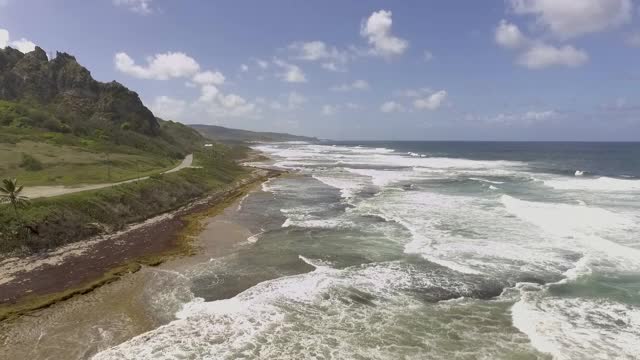 巴巴多斯东海岸的海浪(无人机反向拍摄)视频素材