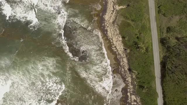 热带沿海高速公路的俯视图视频素材