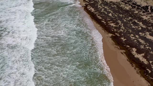 无人机拍摄巴巴多斯东海岸的海浪视频素材