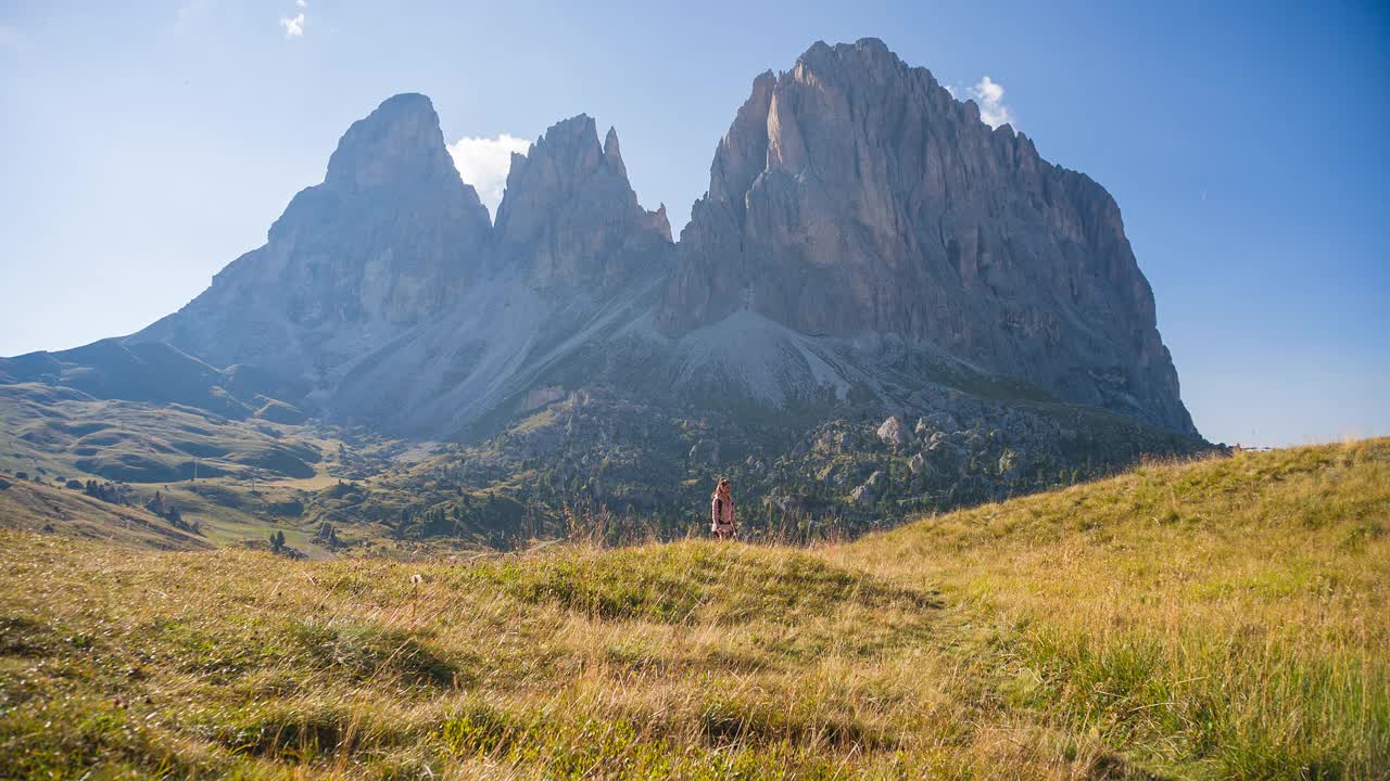 女徒步旅行者在群山中散步，周围是令人难以置信的风景视频素材