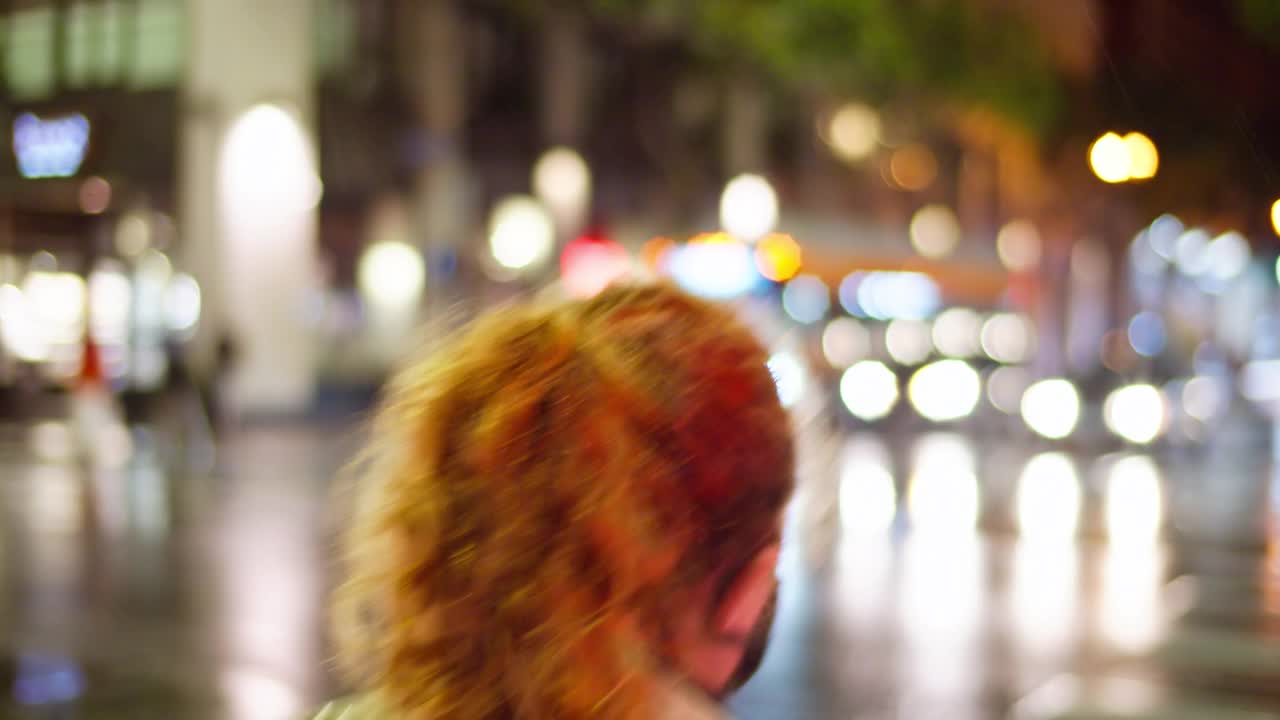 雨夜闹市区大街上的蒙面女人视频素材