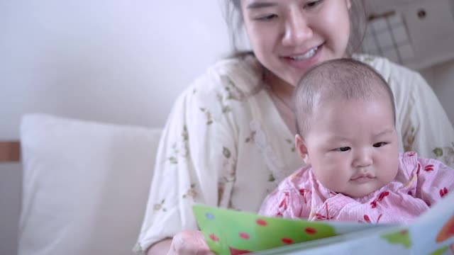 母亲给女儿读了一个童话故事视频素材