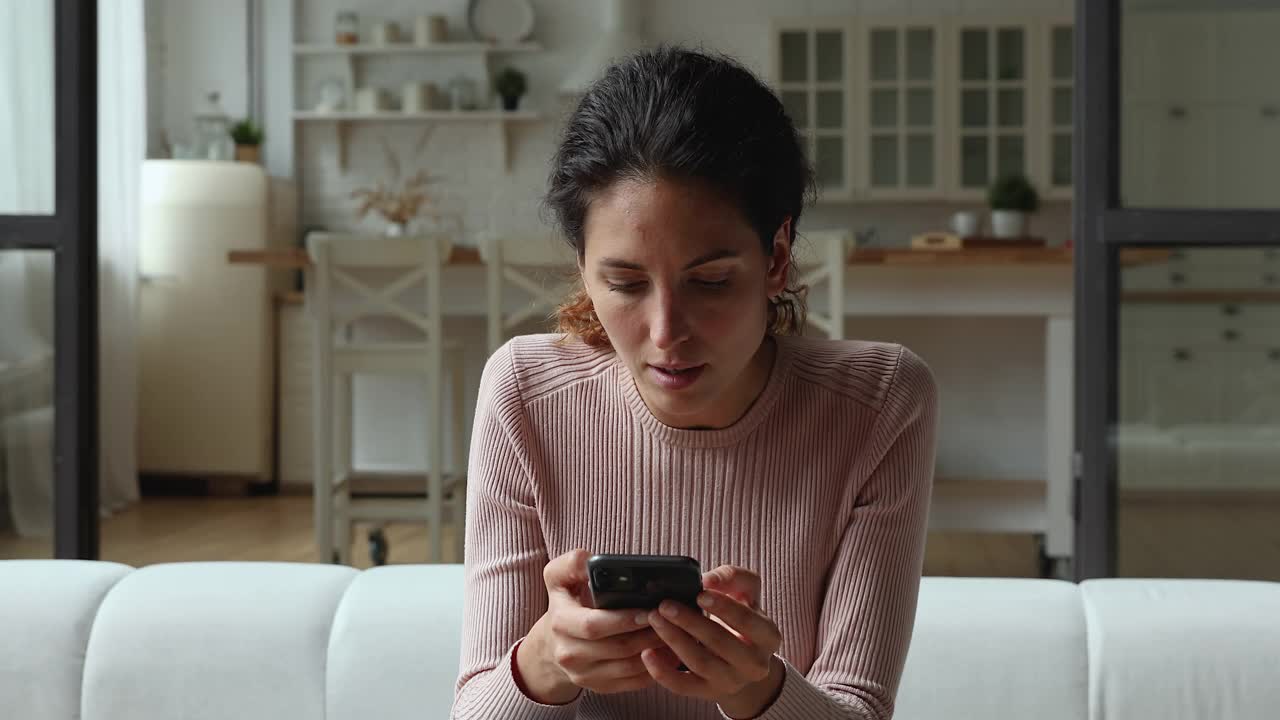 困惑的年轻女子收到不愉快的消息。视频素材