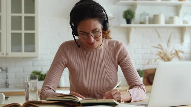 聪明的年轻上进的女学生在家学习。视频素材