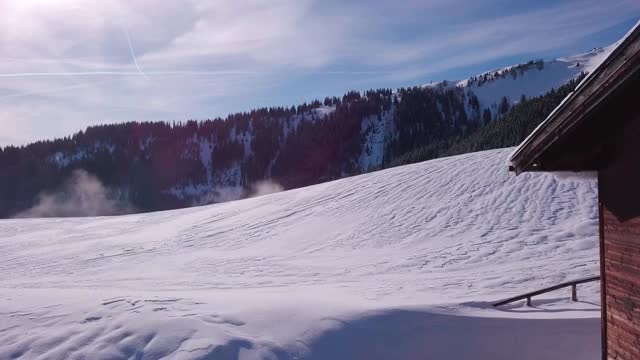 奥地利阿肯基希冬季山上小屋和森林的景色视频素材