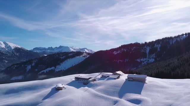 奥地利阿肯基希冬季山上小屋的景色视频素材