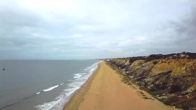 在浩瀚的大西洋上空的空中拍摄的视频，晨光穿过云层，照耀在海洋上视频素材