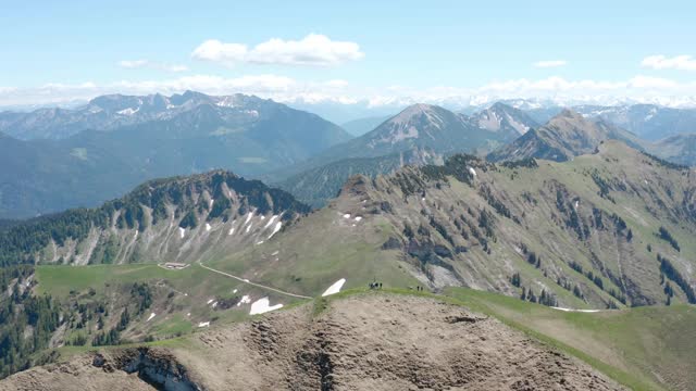 奥地利阿肯基希的山顶十字和徒步旅行者视频素材