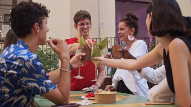 年轻的学生们用鸡尾酒杯祝酒视频素材