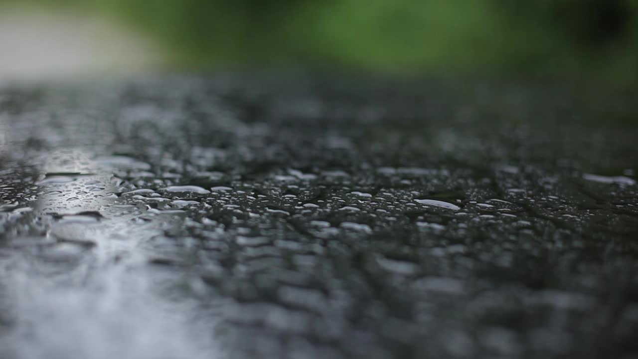 雨滴落在花园的桌子上视频素材