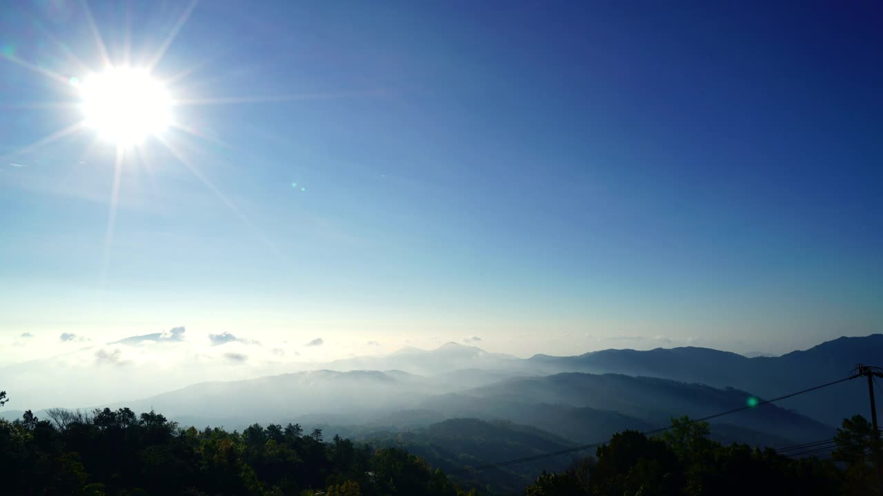 在泰国清迈的美丽的山脉层与云彩和日出视频素材