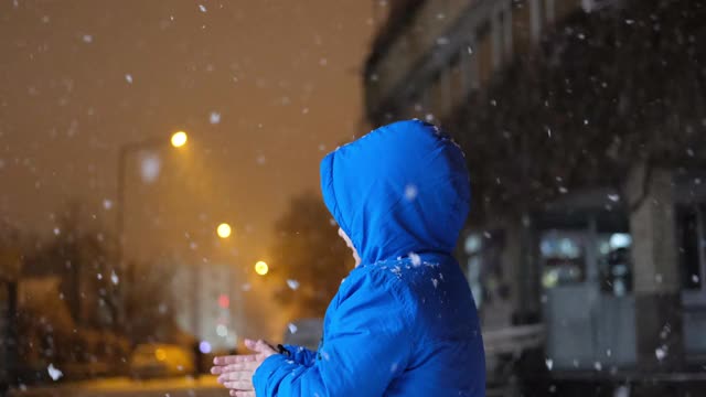 学前班的男孩晚上在雪地里玩。视频素材