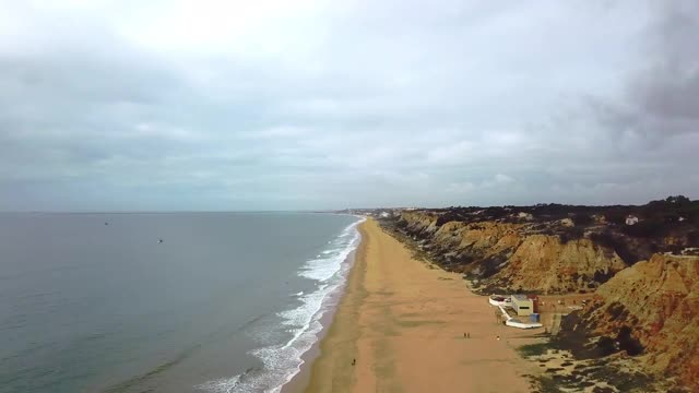 在浩瀚的大西洋上空的空中拍摄的视频，晨光穿过云层，照耀在海洋上视频素材