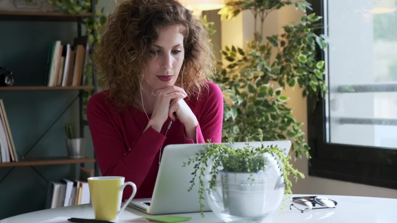 女商人在家用笔记本电脑打视频电话视频素材