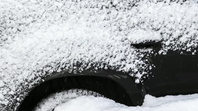 雪下的汽车视频素材