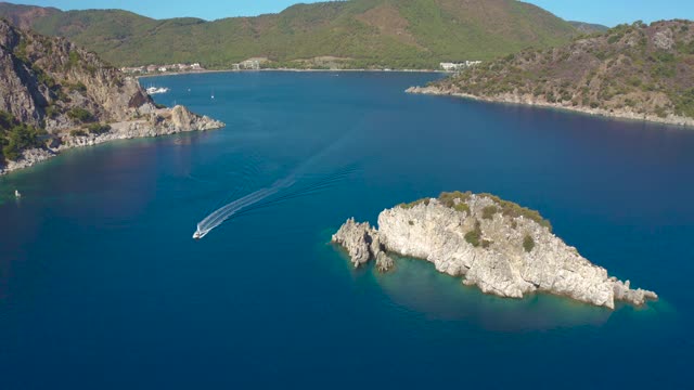 鸟瞰图爱琴海在伊迈勒，靠近马尔马里斯，土耳其。视频素材