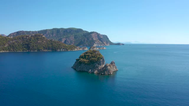 土耳其穆格拉省马尔马里斯的伊迈勒山脉地中海沿岸。鸟瞰图4 k。视频素材