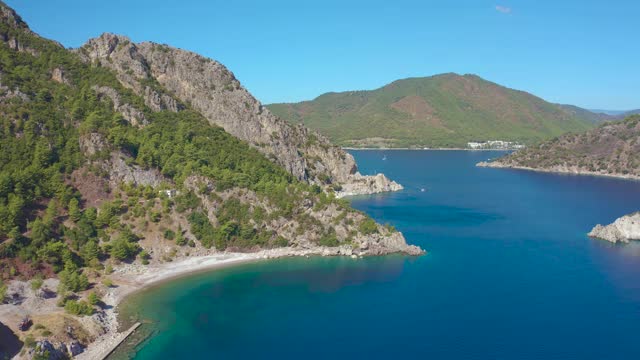 土耳其Marmaris的Icmeler海湾的群山和蓝海。鸟瞰图4 k。视频素材