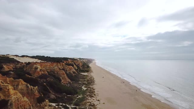 这是在一个略微阴沉的早晨柔和的光线下，在大西洋上一个孤独而空旷的沙滩的悬崖上拍摄的视频视频素材