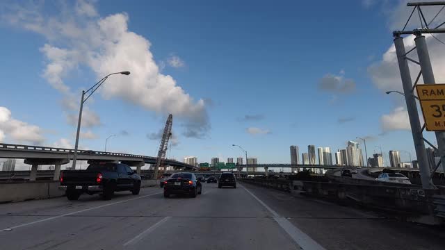 超速汽车在高速公路上行驶，迈阿密-佛罗里达视频素材