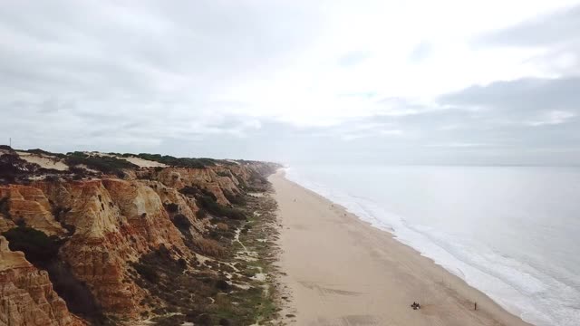 这是在一个略微阴沉的早晨柔和的光线下，在大西洋上一个孤独而空旷的沙滩的悬崖上拍摄的视频视频素材