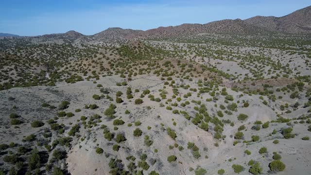 WS AERIAL POV PAN鸟瞰图岩石沙漠/圣达菲，新墨西哥州，美国视频素材