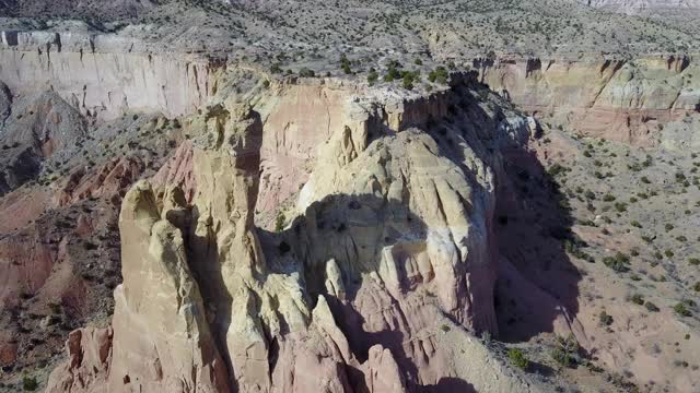 WS AERIAL POV HA鸟瞰图沙漠景观与岩层/圣达菲，新墨西哥州，美国视频素材