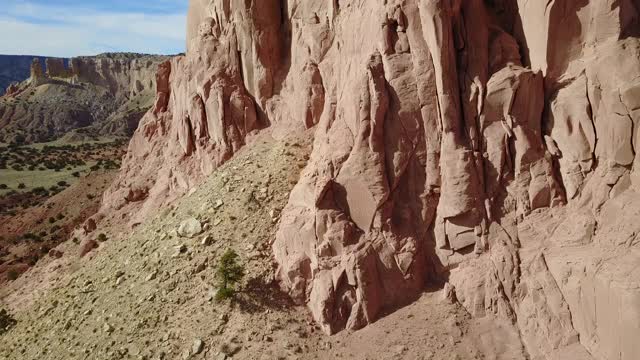 WS AERIAL POV鸟瞰图沙漠景观与岩层/圣达菲，新墨西哥州，美国视频素材