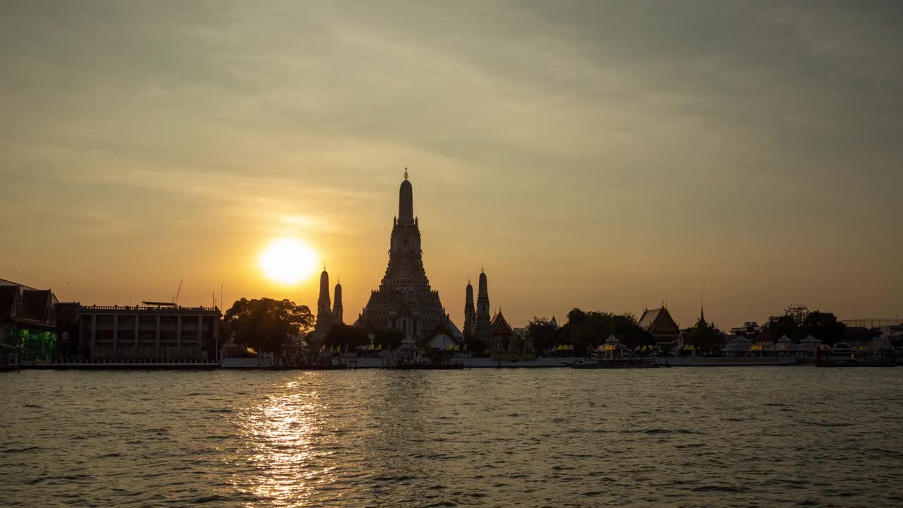 湄南河游船与寺庙的黎明，Wat Arun，在日落的背景，水平的视频。视频素材