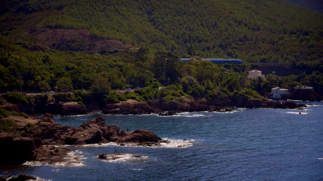 火车沿着法国海岸行驶视频素材