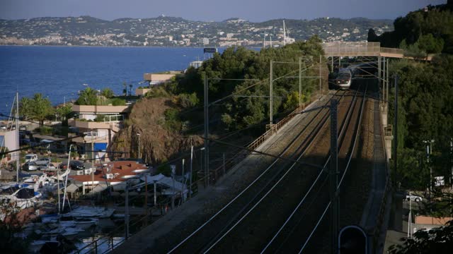 高角度的海岸列车，法国视频素材