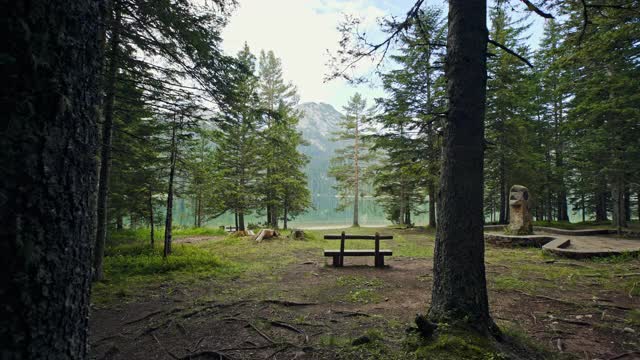 Durmitor山，黑湖-穿过一个露营地的空地视频素材