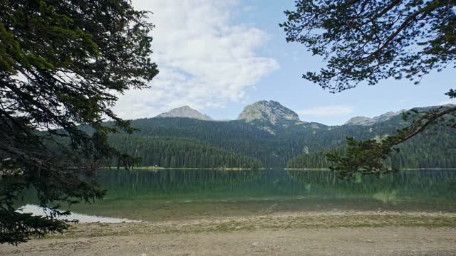 走出森林来到湖岸——黑湖Durmitor山视频素材