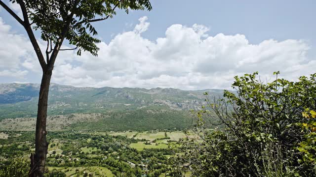 山谷和山脉在阴天视频素材