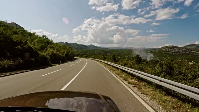 车辆拍摄的柏油路通过山区地形阴天黑山农村视频素材