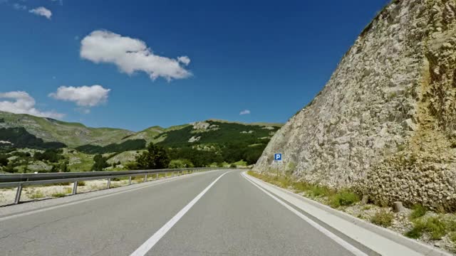 公路旅行通过丘陵地形- POV的观点视频素材