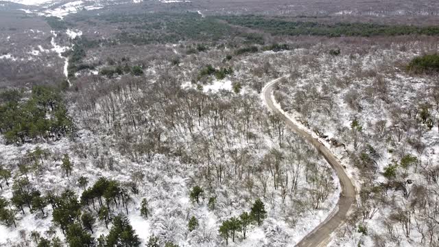 冬季被雪覆盖的山上公路鸟瞰图。视频素材