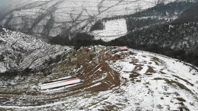 道路和雪山鸟瞰图视频素材