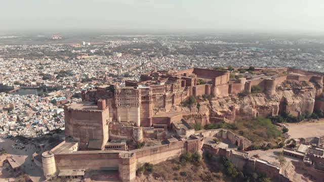 在印度拉贾斯坦邦焦特布尔市上空飞过Mehrangarh堡垒视频素材