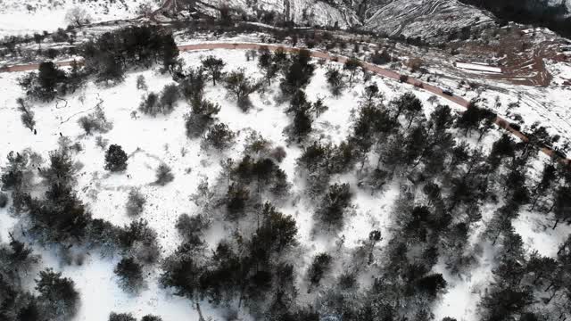 道路和雪山鸟瞰图视频素材