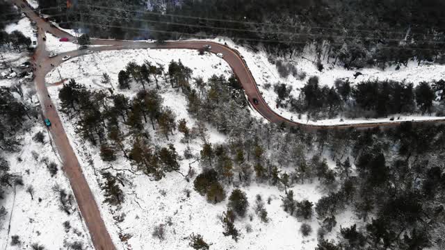 道路和雪山鸟瞰图视频素材