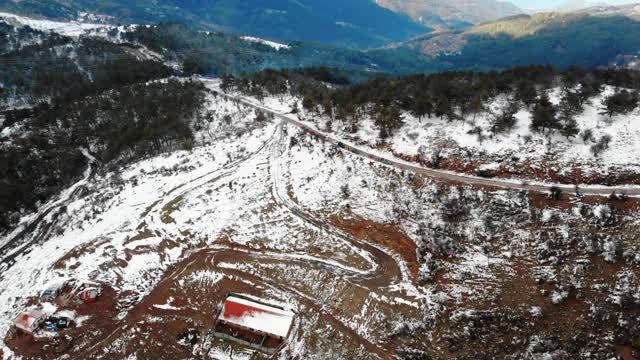 道路和雪山鸟瞰图视频素材