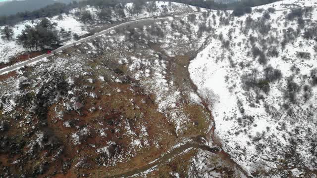 道路和雪山鸟瞰图视频素材