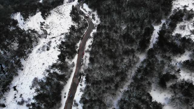 道路和雪山鸟瞰图视频素材